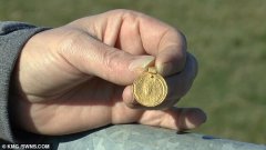 英国女子在农田发现1500年前黄金吊坠，还